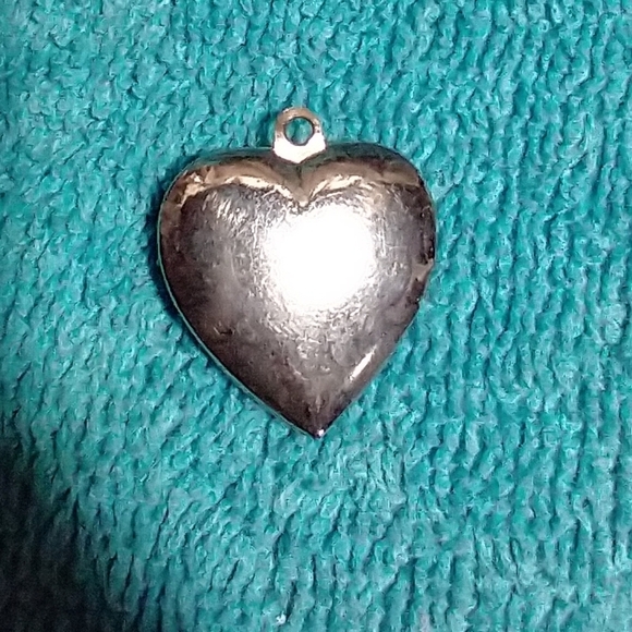 Silvertone Decorative Heart Locket Pendant vintage - Picture 3 of 4